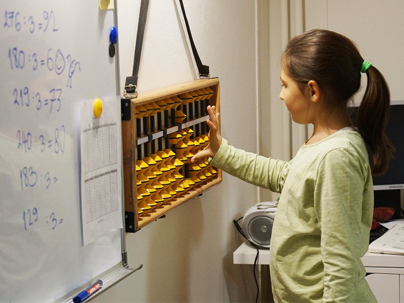 Djevojčica računa na abakusu na Brainobrain programu